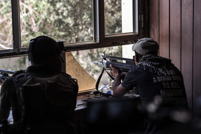 Iraqi elite Rapid Response Division members hold a position inside a building in Mosul's western Al-Shifa district as they battle against Islamic State fighters on June 12, 2017. (AFP) Iraqi elite Rapid Response Division members hold a position inside a building in Mosul's western Al-Shifa district as they battle against Islamic State fighters on June 12, 2017. (AFP)