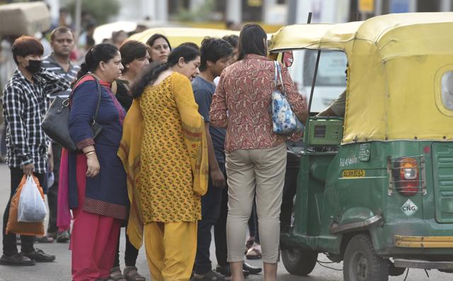 Commuters argue with an autorickshaw driver outside Rajiv Chowk metro station on Tuesday. (Raj K Raj/HT PHOTO) Commuters argue with an autorickshaw driver outside Rajiv Chowk metro station on Tuesday. (Raj K Raj/HT PHOTO)