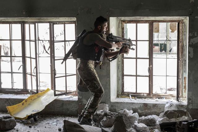 An Iraqi elite Rapid Response Division member aims his gun towards Islamic State fighters inside a building in Mosul's western Al-Shifa district on June 12, 2017. (AFP) An Iraqi elite Rapid Response Division member aims his gun towards Islamic State fighters inside a building in Mosul's western Al-Shifa district on June 12, 2017. (AFP)