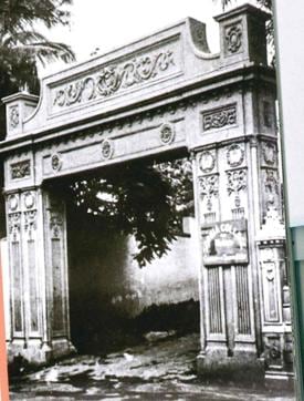 The main entrance that opens onto Somerset Lane and leads down to Warden Road. This arch at the end of the lane had to be taken down in 1954. The main entrance that opens onto Somerset Lane and leads down to Warden Road. This arch at the end of the lane had to be taken down in 1954.