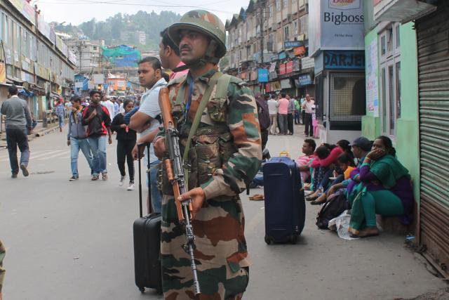 A soldier standing guard in Darjeeling. On Wednesday GJM president Bimal Gurung indirectly asked the tourists to leave. (HT Photo) A soldier standing guard in Darjeeling. On Wednesday GJM president Bimal Gurung indirectly asked the tourists to leave. (HT Photo)