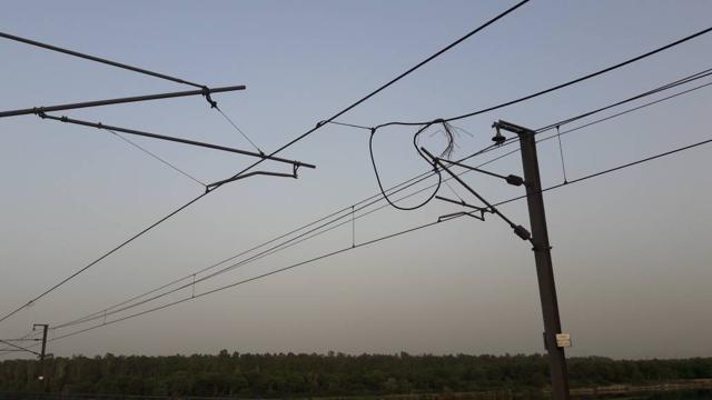 The overhead wire that snapped between Indraprastha and Yamuna Bank stations at 4.55 pm on Tuesday. The overhead wire that snapped between Indraprastha and Yamuna Bank stations at 4.55 pm on Tuesday.