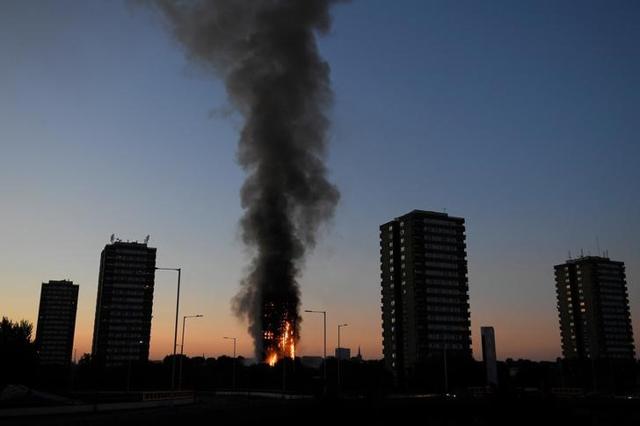Flames and smoke billow as firefighters deal with a serious fire in a tower block at Latimer Road in West London, Britain June 14, 2017. REUTERS/Toby Melville Flames and smoke billow as firefighters deal with a serious fire in a tower block at Latimer Road in West London, Britain June 14, 2017. REUTERS/Toby Melville