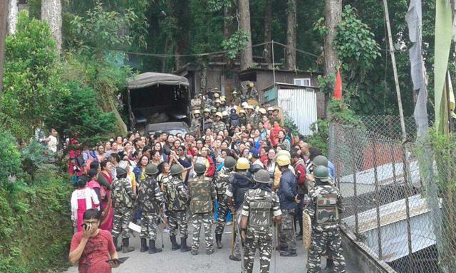 GJM protestors and police officials near GJM office. (Bikram Sashanker/HT Photo) GJM protestors and police officials near GJM office. (Bikram Sashanker/HT Photo)