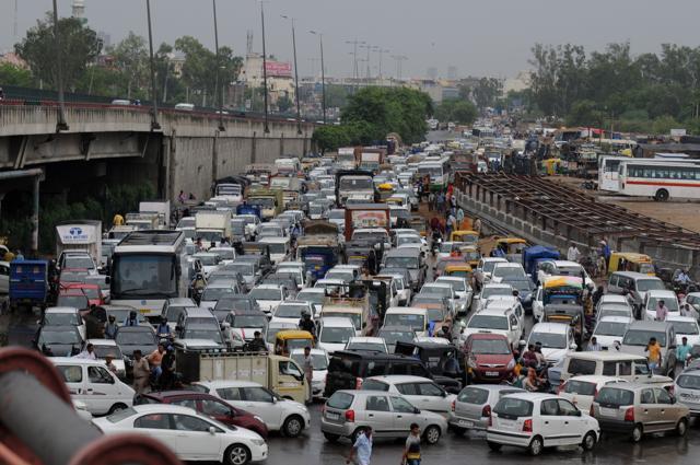 Few hours of rain brings Gurgaon traffic to a halt again - Hindustan Times