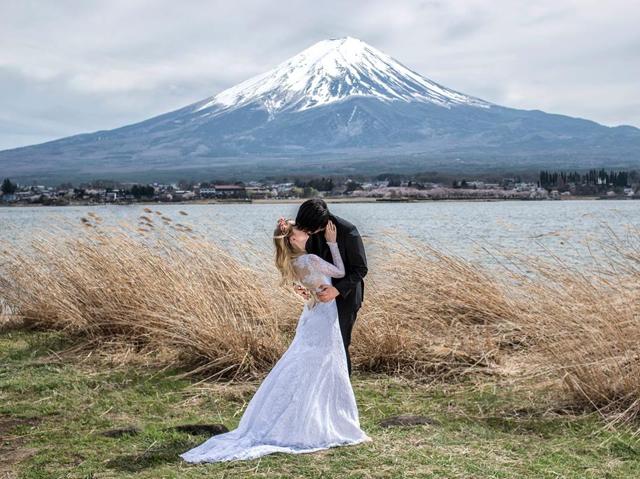 The couple can be seen kissing against the backdrop of Mount Fuji (Keow Wee Loong Facebook) The couple can be seen kissing against the backdrop of Mount Fuji (Keow Wee Loong Facebook)