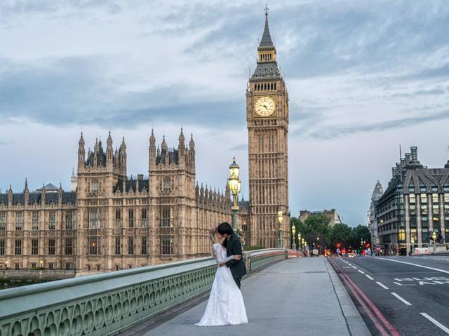 The newly-weds on the Westminster Bridge, London (Keow Wee Loong Facebook) The newly-weds on the Westminster Bridge, London (Keow Wee Loong Facebook)