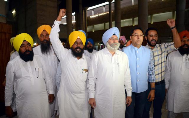 Aam Aadmi Party leaders protesting outside Punjab Vidhan Sabha in Chandigarh on Friday. (Keshav Singh/HT Photo) Aam Aadmi Party leaders protesting outside Punjab Vidhan Sabha in Chandigarh on Friday. (Keshav Singh/HT Photo)