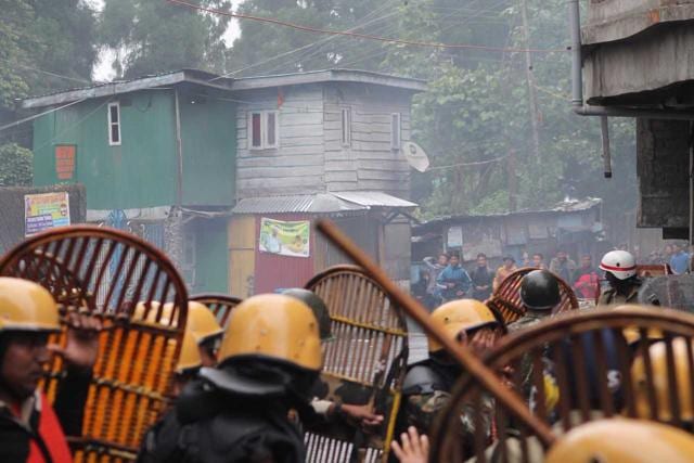It was stones and bottles versus lathis, tear gas shells and guns in Darjeeling on Saturday. (Bikram Sashanker/HT ) It was stones and bottles versus lathis, tear gas shells and guns in Darjeeling on Saturday. (Bikram Sashanker/HT )