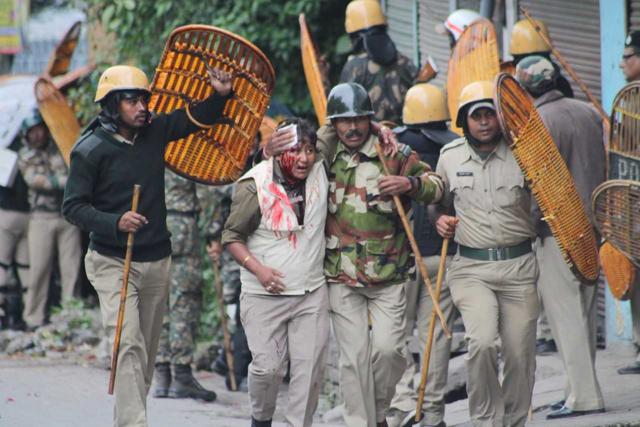 Violence has spiralled in the hills after a police raid on the office of Gorkha Janmukti Morcha chief Bimal Gurung, who is in hiding. (Bikram Sashanker/HT photo) Violence has spiralled in the hills after a police raid on the office of Gorkha Janmukti Morcha chief Bimal Gurung, who is in hiding. (Bikram Sashanker/HT photo)
