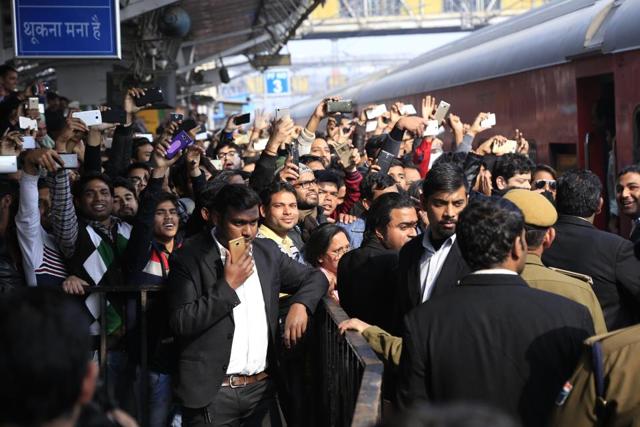 Shah Rukh Khan fans gather at Hazrat Nizamuddin railway station to get a glimpse of him on January 24. (Waseem Gashroo/HT Photo)
