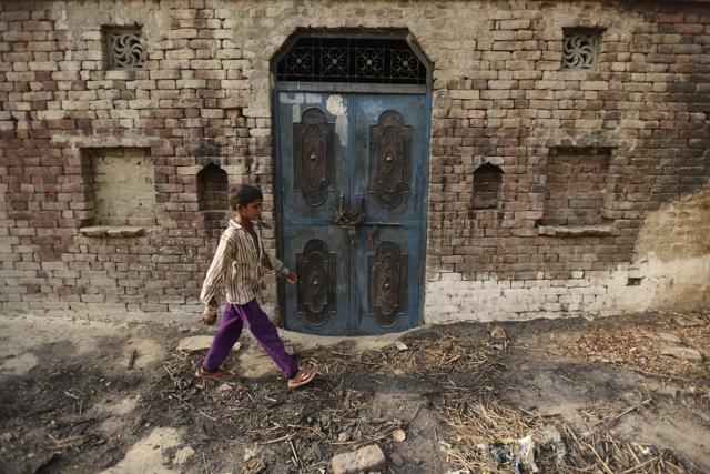 Since the Yamuna started drying, many Mallahs have begun migrating to the banks of the Ganga for eight months to grow their crops there. They return home with the onset of the monsoons. (Burhaan Kinu/HT PHOTO) Since the Yamuna started drying, many Mallahs have begun migrating to the banks of the Ganga for eight months to grow their crops there. They return home with the onset of the monsoons. (Burhaan Kinu/HT PHOTO)