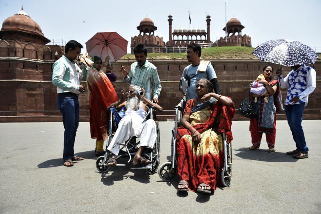 Tourists at Red Fort in Delhi on a hot summer day. (Saumya Khandelwal/HT Photo) Tourists at Red Fort in Delhi on a hot summer day. (Saumya Khandelwal/HT Photo)