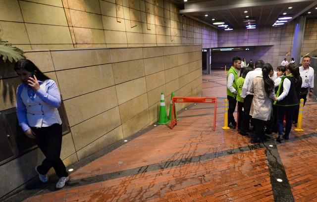 Employees wait for news following an explosion inside the mall which -up to now- left three dead and eleven injured, in Bogota, Colombia, on June 17, 2017. (AFP Photo) Employees wait for news following an explosion inside the mall which -up to now- left three dead and eleven injured, in Bogota, Colombia, on June 17, 2017. (AFP Photo)
