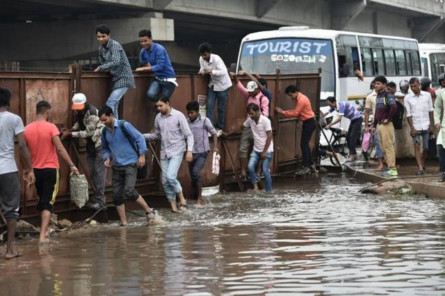 Waterlogging at Hero Honda Chowk in Gurgaon on Monday morning. (Sanjeev Verma / HT Photo) Waterlogging at Hero Honda Chowk in Gurgaon on Monday morning. (Sanjeev Verma / HT Photo)
