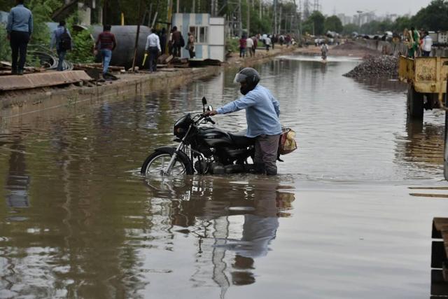 Motorists had to wade through waterlogged roads in parts of Gurgaon after the rain showers. (Sanjeev Verma / HT Photo) Motorists had to wade through waterlogged roads in parts of Gurgaon after the rain showers. (Sanjeev Verma / HT Photo)