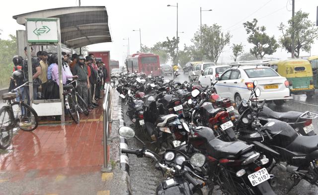 Motorists take cover at a bus stand at ITO bridge. (Ajay Aggarwal/HT PHOTO) Motorists take cover at a bus stand at ITO bridge. (Ajay Aggarwal/HT PHOTO)