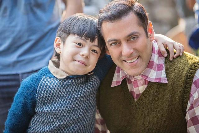 Salman Khan poses with child actor Matin Rey.