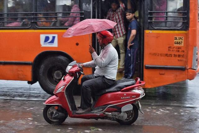 While MeT officials said it could not be determined yet is monsoon would jeep its June 29 date with Delhi, they hoped that the western disturbances would make conditions favourable for monsoons to arrive. (Raj K Raj / HT Photo) While MeT officials said it could not be determined yet is monsoon would jeep its June 29 date with Delhi, they hoped that the western disturbances would make conditions favourable for monsoons to arrive. (Raj K Raj / HT Photo)