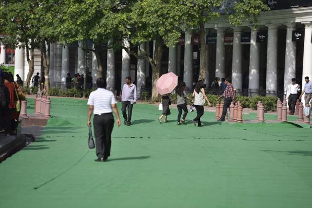 A carpet has been laid in the inner circle to facilitate people will perform yoga on Wednesday. (Ravi Choudhary / HT Photo) A carpet has been laid in the inner circle to facilitate people will perform yoga on Wednesday. (Ravi Choudhary / HT Photo)