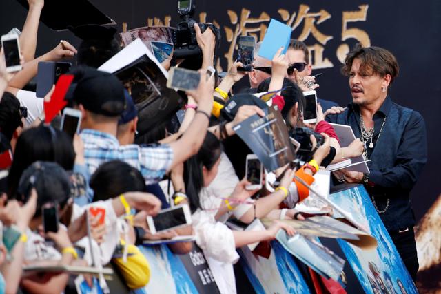 Actor Johnny Depp arrives on the red carpet for the global premiere of the film Pirates of the Caribbean: Dead Men Tell No Tales, in Shanghai, China May 11, 2017. (REUTERS) Actor Johnny Depp arrives on the red carpet for the global premiere of the film Pirates of the Caribbean: Dead Men Tell No Tales, in Shanghai, China May 11, 2017. (REUTERS)