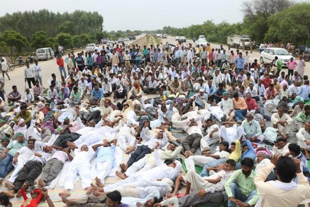 Farmers from Bhartiya Kisan Union protest on Lucknow Barabaki highway on International Yoga Day performing ‘shava asana’ near Lucknow. (Deepak Gupta/HT Photo) Farmers from Bhartiya Kisan Union protest on Lucknow Barabaki highway on International Yoga Day performing ‘shava asana’ near Lucknow. (Deepak Gupta/HT Photo)
