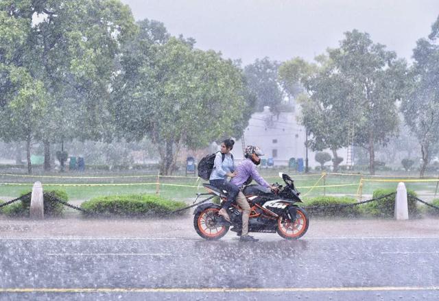 The Safdarjung weather station recorded a rainfall of 20.2mm in the last 24 hours till 8.30am. (Arun Sharma / HT Photo) The Safdarjung weather station recorded a rainfall of 20.2mm in the last 24 hours till 8.30am. (Arun Sharma / HT Photo)