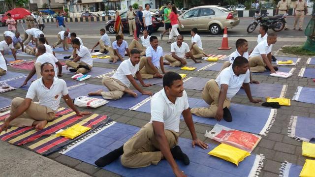Officials from the Mumbai Police during their yoga session at Marine Drive. (HT Photo)