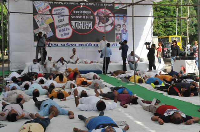 Madhya Pradesh Congress president Arun Yadav and party workers perform ‘shava asana’ to protest against chief minister Shivraj Singh Chouhan in Bhopal on Wednesday. (Mujeeb Faruqui/HT Photo) Madhya Pradesh Congress president Arun Yadav and party workers perform ‘shava asana’ to protest against chief minister Shivraj Singh Chouhan in Bhopal on Wednesday. (Mujeeb Faruqui/HT Photo)