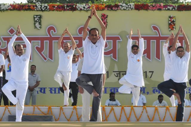 Madhya Pradesh chief minister Shivraj Singh Chouhan performs yoga during the International Yoga Day programme at Lal Parade ground in Bhopal. (Mujeeb Faruqui/HT Photo) Madhya Pradesh chief minister Shivraj Singh Chouhan performs yoga during the International Yoga Day programme at Lal Parade ground in Bhopal. (Mujeeb Faruqui/HT Photo)