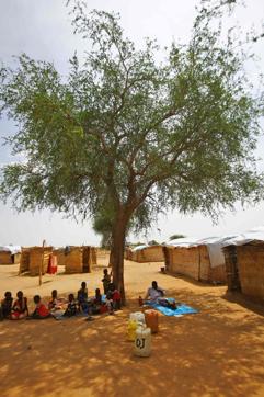 South Sudanese refugees rest in the shade of a tree at Al-Nimir refugee camp in Sudan's east Dafur on June 20, 2017. (AFP Photo)