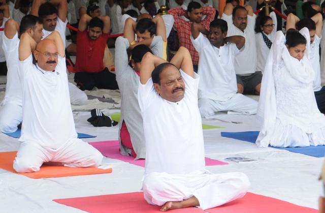 Chief minister Raghubar Das doing yoga exercises during a state function organised on International Yoga Day at Morhabadi ground in Ranchi. (Diwakar Prasad/ HT Photo) Chief minister Raghubar Das doing yoga exercises during a state function organised on International Yoga Day at Morhabadi ground in Ranchi. (Diwakar Prasad/ HT Photo)