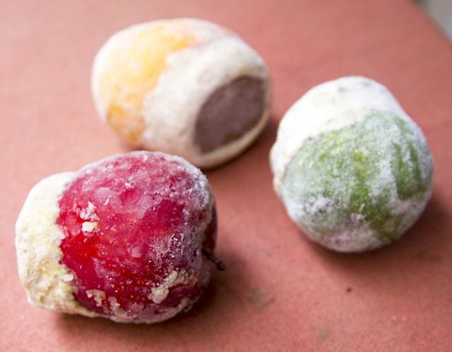 Ever thought of having kulfi in a fruit, like this? (Zabeeh Afaque/ HT Photo)