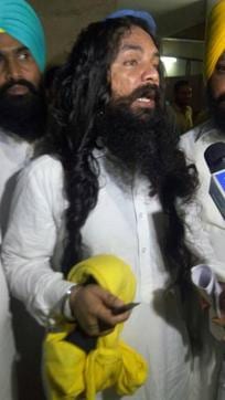 AAP MLA Pirmal Singh’s turban came off in the jostling. (HT Photo) AAP MLA Pirmal Singh’s turban came off in the jostling. (HT Photo)