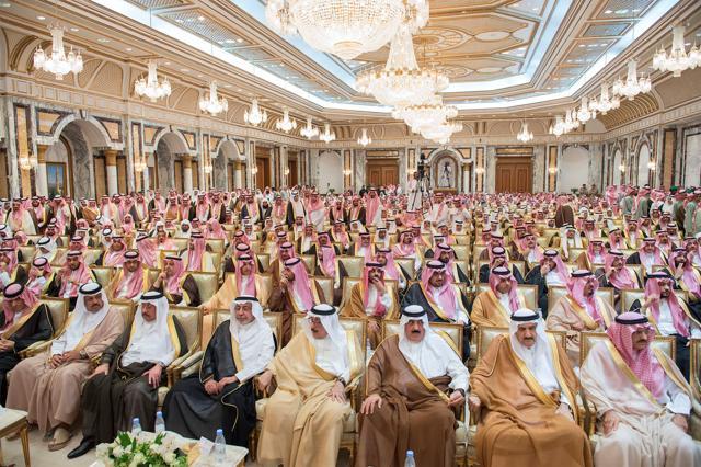 Members of Saudi Arabia's royal family and dignitaries attend an allegiance pledging ceremony for Saudi Arabia's Crown Prince Mohammed bin Salman in Mecca, June 21, 2017. (REUTERS) Members of Saudi Arabia's royal family and dignitaries attend an allegiance pledging ceremony for Saudi Arabia's Crown Prince Mohammed bin Salman in Mecca, June 21, 2017. (REUTERS)