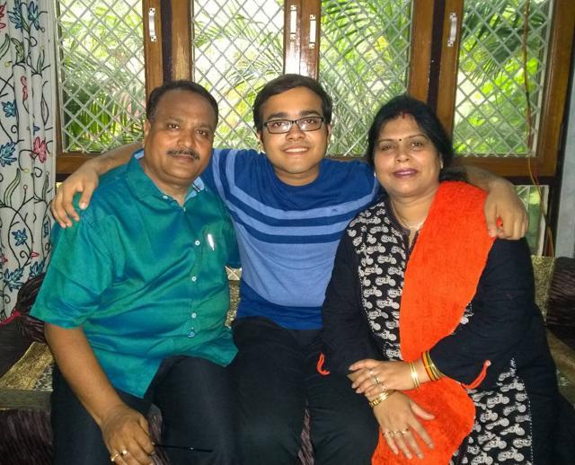 Prakhar Agrawal with his parents. (HT photo) Prakhar Agrawal with his parents. (HT photo)