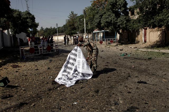A soldier covers a body after a blast in Quetta, Pakistan June 23, 2017. (REUTERS) A soldier covers a body after a blast in Quetta, Pakistan June 23, 2017. (REUTERS)