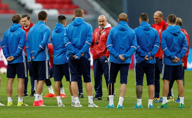 Russia coach Stanislav Cherchesov speaks to players during training. (REUTERS) Russia coach Stanislav Cherchesov speaks to players during training. (REUTERS)