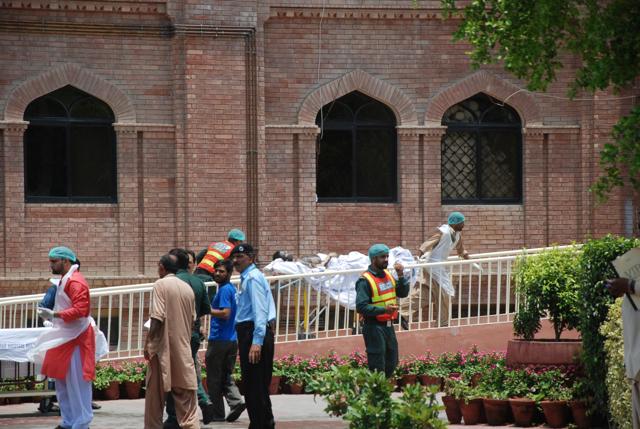 (Note - Graphic content) Hospital workers carry victims of the oil tanker explosion in Bahawalpur in Pakistan. (REUTERS) (Note - Graphic content) Hospital workers carry victims of the oil tanker explosion in Bahawalpur in Pakistan. (REUTERS)