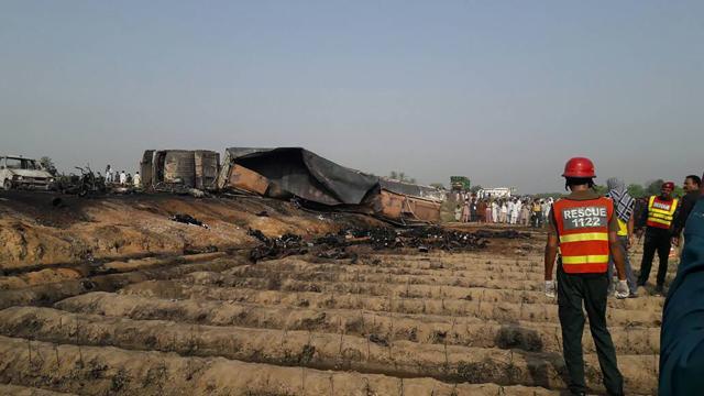 (WARNING -- Graphic content) Pakistani rescue workers gather near burnt bodies after an oil tanker caught fire. (AFP Photo) (WARNING -- Graphic content) Pakistani rescue workers gather near burnt bodies after an oil tanker caught fire. (AFP Photo)