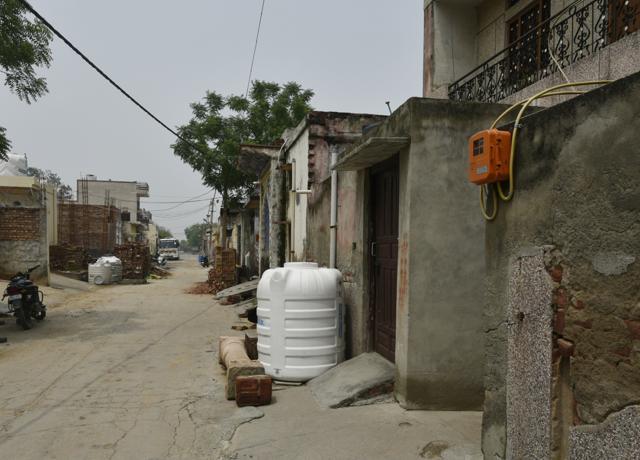 Poor internet connectivity in the absence of a mobile tower is parts of the common refrain in this ‘fully digital payment enabled village’. (Vipin Kumar/HT PHOTO) Poor internet connectivity in the absence of a mobile tower is parts of the common refrain in this ‘fully digital payment enabled village’. (Vipin Kumar/HT PHOTO)