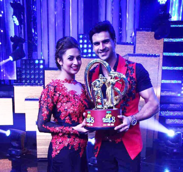 Actors Divyanka Tripathi Dahiya and Vivek Dahiya after winning Nach Baliye 8.