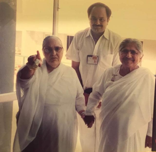 Family friend Rohit Jejrani with Indra Nanwani (right) and Lila Lajus Daryanani (RAVINDRA JOSHI/HT) Family friend Rohit Jejrani with Indra Nanwani (right) and Lila Lajus Daryanani (RAVINDRA JOSHI/HT)