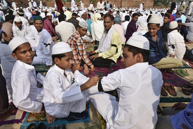 Villagers tie black armbands as a mark of protest against the death of Junaid. (Raj K Raj/HT PHOTO) Villagers tie black armbands as a mark of protest against the death of Junaid. (Raj K Raj/HT PHOTO)