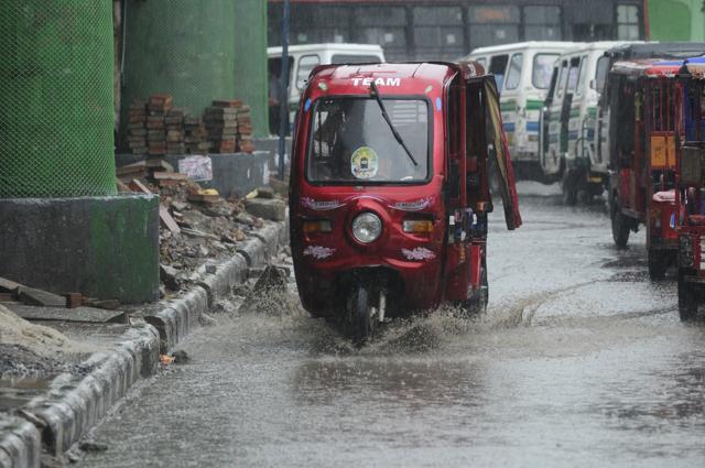Waterlogging on both sides of the road at the Govindpuri metro station is common . (Burhaan Kinu/HT PHOTO) Waterlogging on both sides of the road at the Govindpuri metro station is common . (Burhaan Kinu/HT PHOTO)