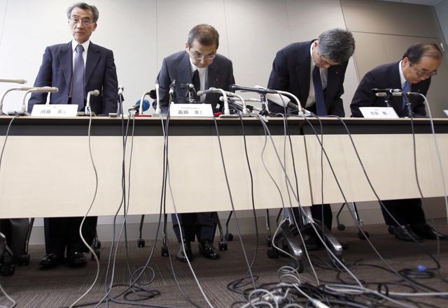 Japanese air bag maker Takata Corp CEO Shigehisa Takada, second left, bows after a press conference in Tokyo on Monday. (AP) Japanese air bag maker Takata Corp CEO Shigehisa Takada, second left, bows after a press conference in Tokyo on Monday. (AP)