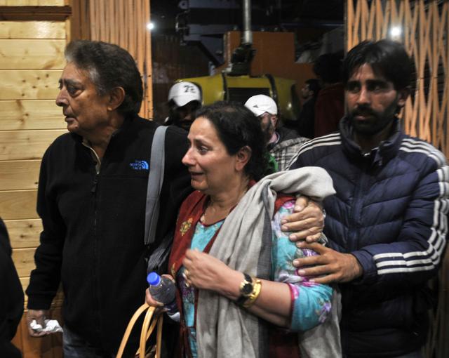 Tourists who were trapped in the cable lift system for three hours exit the Gulmarg boarding station. (Waseem Andrabi/HT) Tourists who were trapped in the cable lift system for three hours exit the Gulmarg boarding station. (Waseem Andrabi/HT)