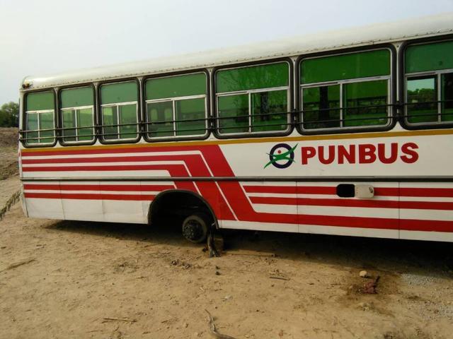 The bus was recovered with missing tyres. (HT Photo) The bus was recovered with missing tyres. (HT Photo)