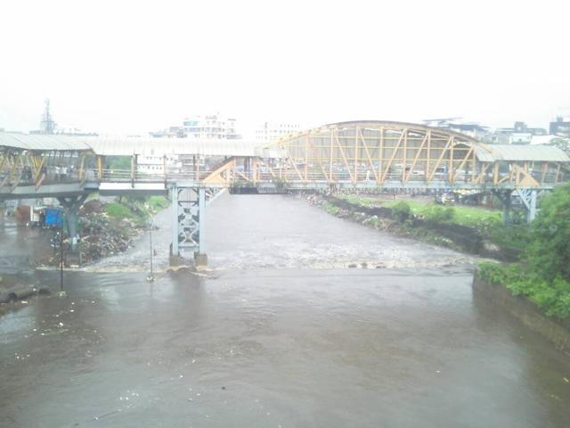The bridge at Ulhasnagar has submerged. (Rishikesh Choudhary)