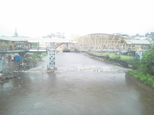 In Ulhanagar, the bridge connecting Ulhasnagar camp 3 (West) to the railway station has submerged. (RISHIKESH CHOUDHARY) In Ulhanagar, the bridge connecting Ulhasnagar camp 3 (West) to the railway station has submerged. (RISHIKESH CHOUDHARY)